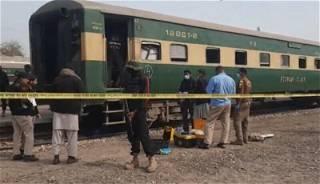 Pakistan train explosion kills 1, wounds 8 passengers