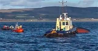 Search of River Clyde in Greenock after tugboat capsizes and sinks