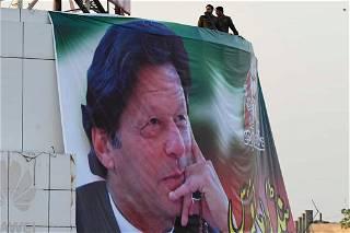 Pakistan: Police fail in bid to arrest ex-PM Imran Khan